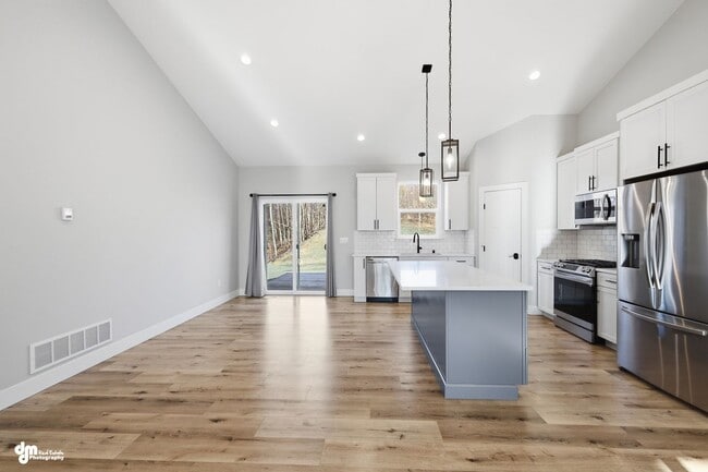 Building Photo - 4 Bedroom | 2.5 Bathroom | 2 Car Garage - Convenient Location!
