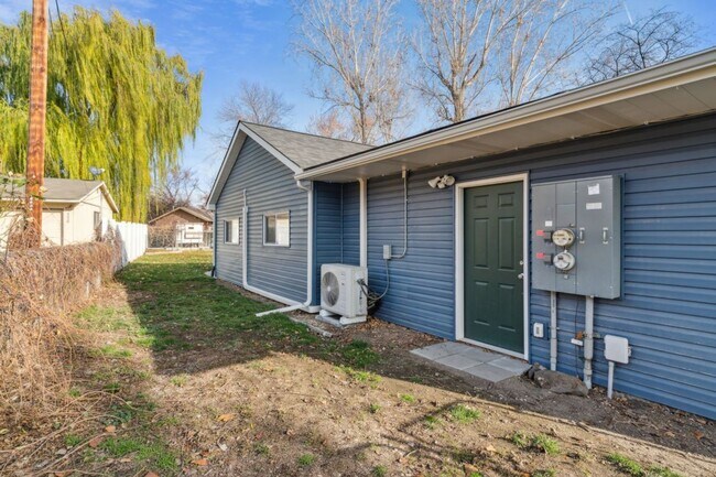 Building Photo - Home for rent with large backyard! 2306 Plum St