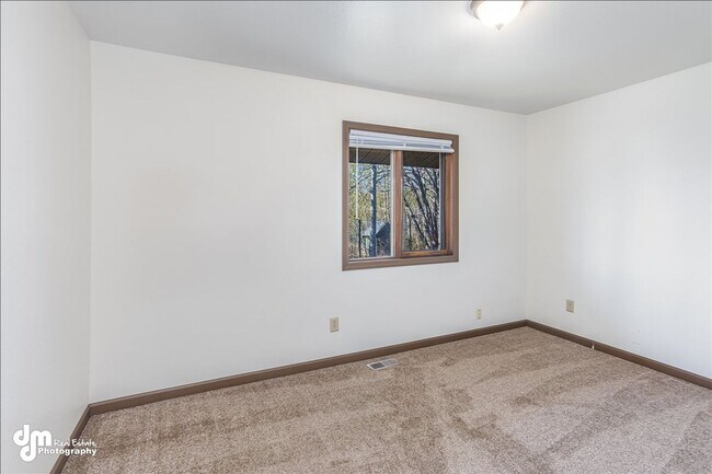 Building Photo - 876 N Wesglenn Cir