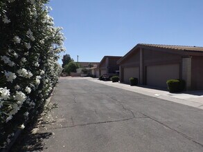 Building Photo - 2705 E Cactus Rd