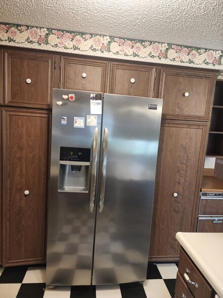 Building Photo - 6211 Country Club Rd