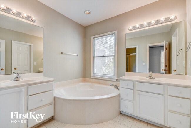 Building Photo - 329 Dulaine Cove