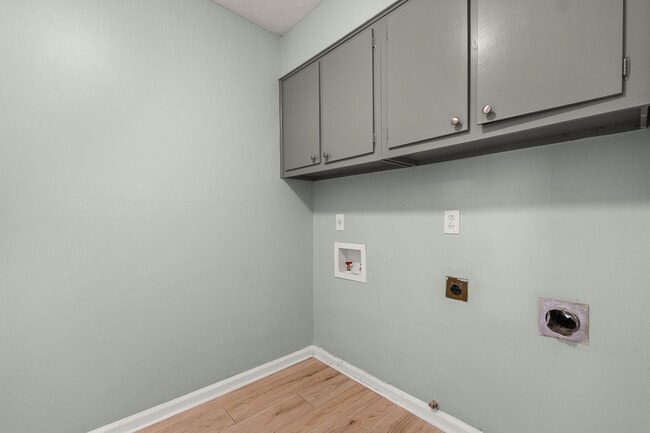 Building Photo - Fully Renovated Whitehaven Gem - Open To Section 8