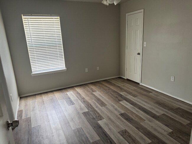 Building Photo - 501 N Brentwood Ave