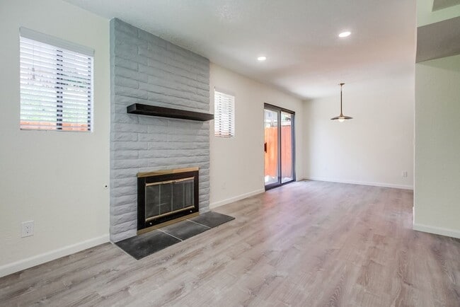 Building Photo - Downtown Vista Townhome, Available Now!