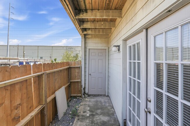 Building Photo - 10501 South Dr