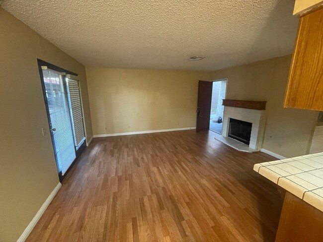 Building Photo - 1 Bedroom / 1 Bathroom condo available in ...