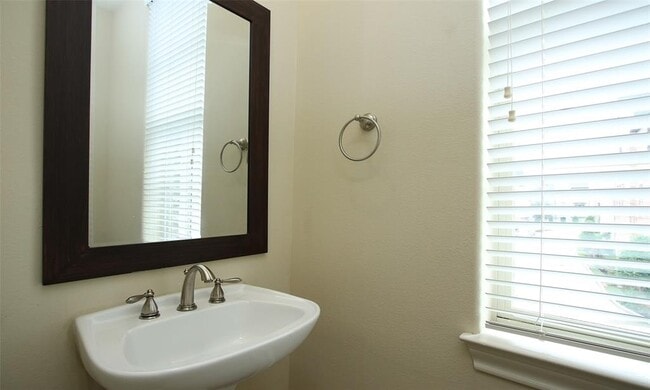 Building Photo - 2027 Fannin Station W