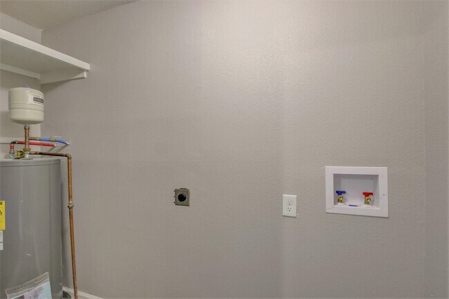 Building Photo - 20 Hiland Pl