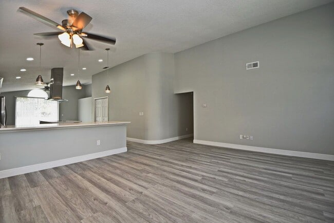 Building Photo - Beautiful Home in Alafaya Woods Totally Re...
