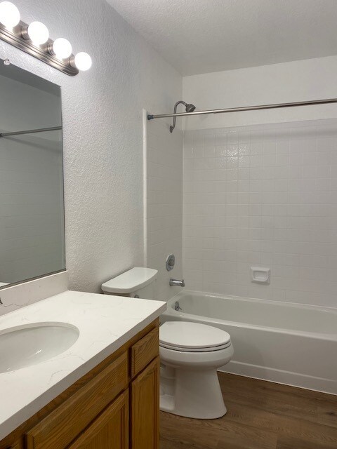 Building Photo - 1507 Woodlake Dr
