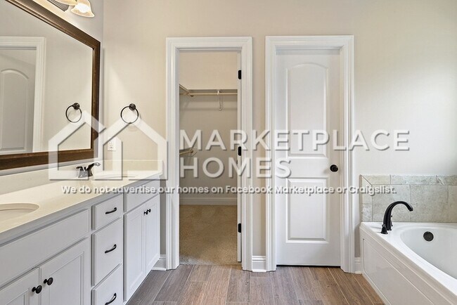Building Photo - 462 Lake Breeze Dr