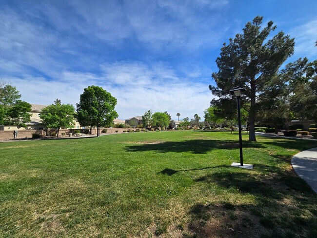 Building Photo - An Amazing NW Home! Over 3300 sq ft w/ pool & spa! Must see!