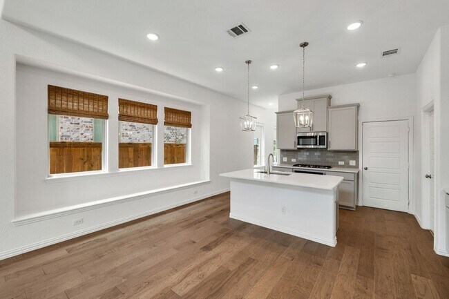 Building Photo - 3100 Greenbriar Dr