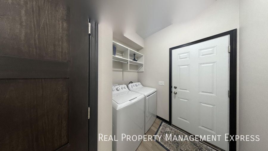 Building Photo - Spacious 3 Bed 2 Bath Townhome