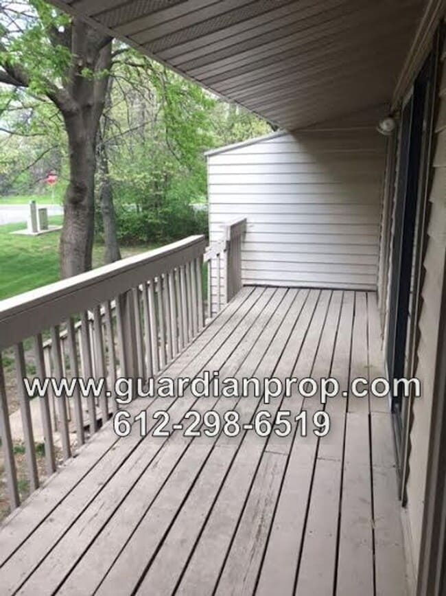 Building Photo - End Unit Townhouse Available August 1, Vau...