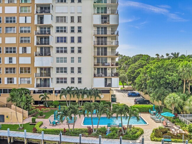 Building Photo - 1150 Hillsboro Mile