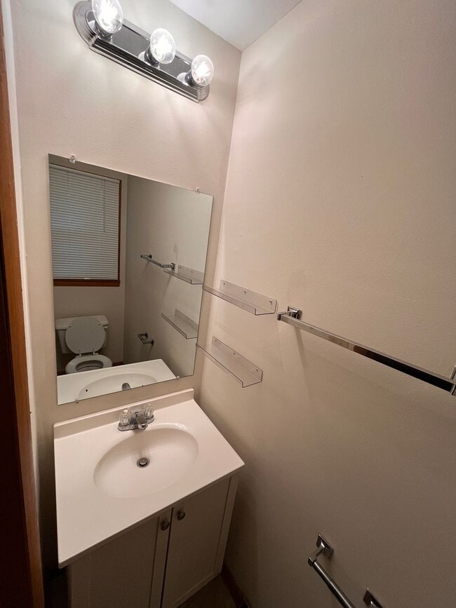 Building Photo - Single Family Home - 3 bedrooms and 1.5 ba...