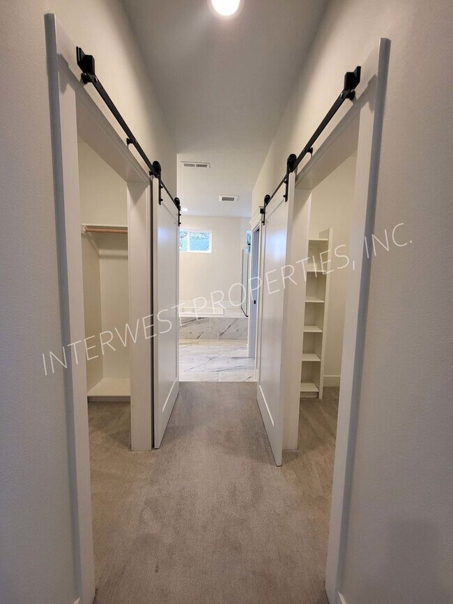 Building Photo - 4 bd 3.5ba dream home in the heart of the Woodlawn District w/Washer/Dryer, Garage & Gas Fireplace!