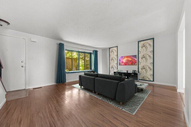 Building Photo - Recently Updated Home in Canonsburg!