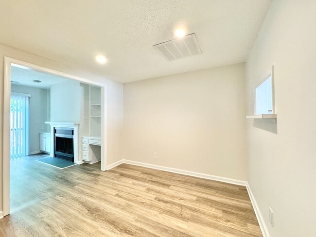 Building Photo - 2 Bedroom Townhome in NW Greensboro near parks and Greenway