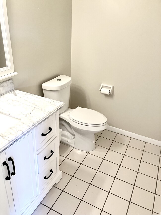 Building Photo - 813 NE 22nd Dr