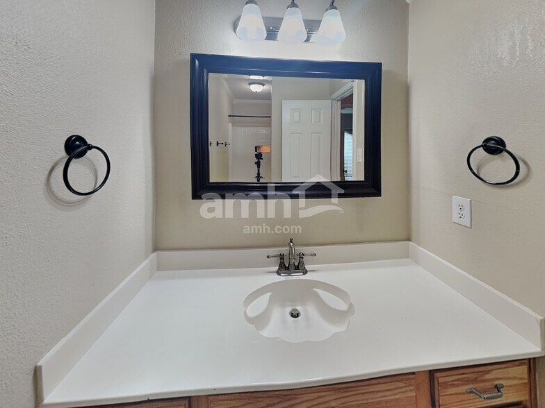 Building Photo - 1909 Wahoo Dr