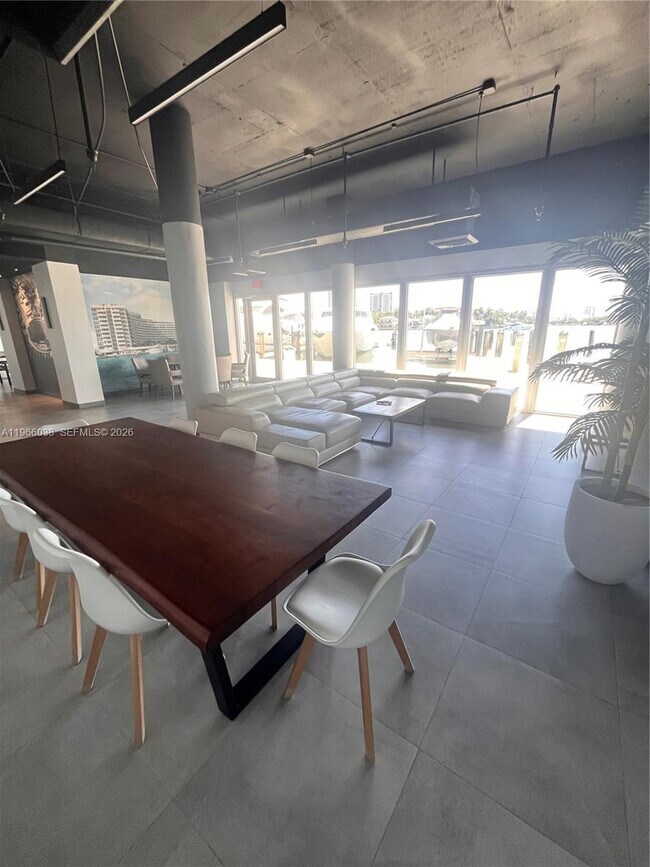 Building Photo - 900 Bay Dr