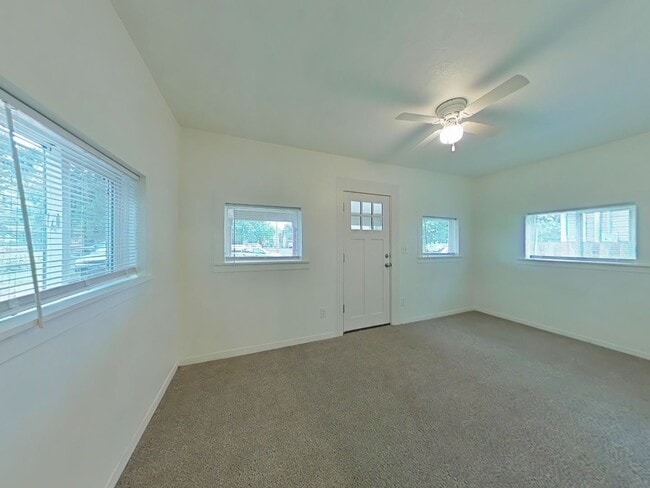 Building Photo - 1 Bedroom House ~ Close to Campus ~ Small ...