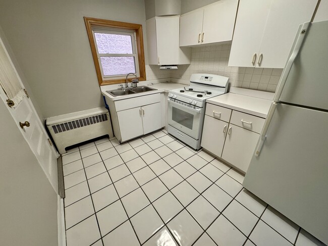 Building Photo - 1314 Central St