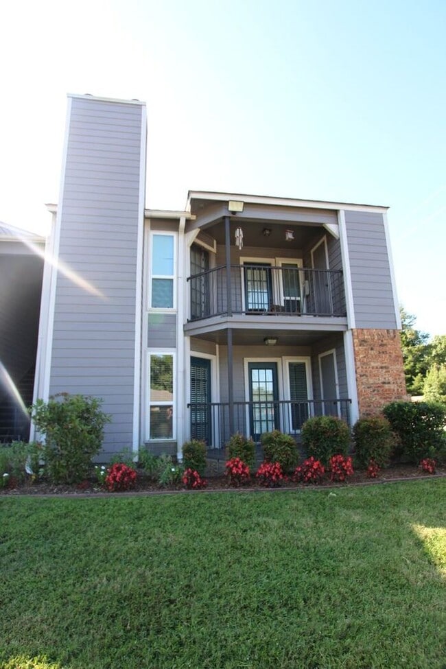 Building Photo - Available! 1 Bed 1 Bath, Downstairs Unit a...