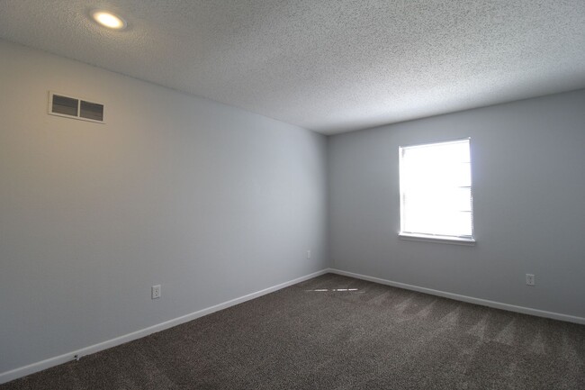 Building Photo - February FREE On This Updated 3 Bedroom 2 Bath Duplex in Olathe