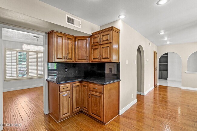 Building Photo - 5109 Memory Dr