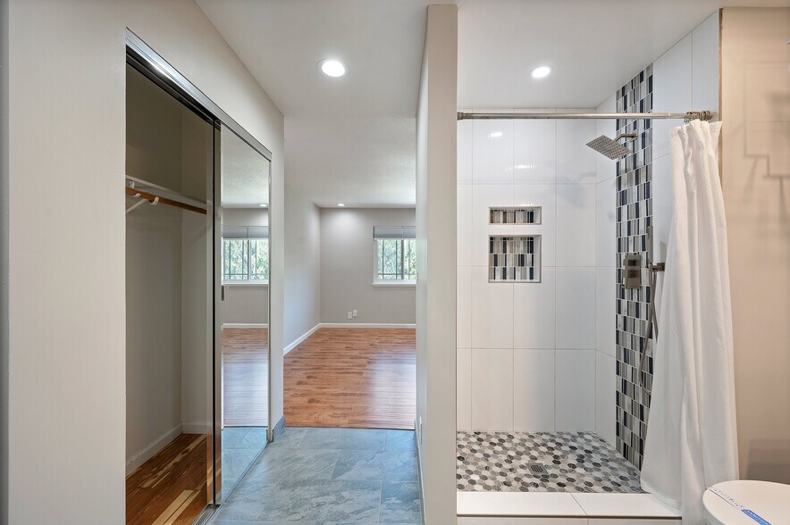 Building Photo - 3661 Slopeview Dr