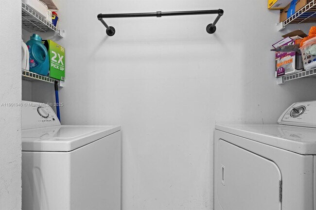 Building Photo - 2000 N Bayshore Dr