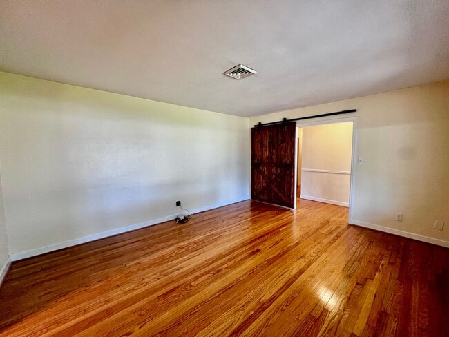 Building Photo - Brick ranch on half acre lot in Virginia Beach