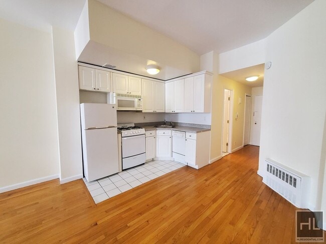 Building Photo - 306 E 91st St
