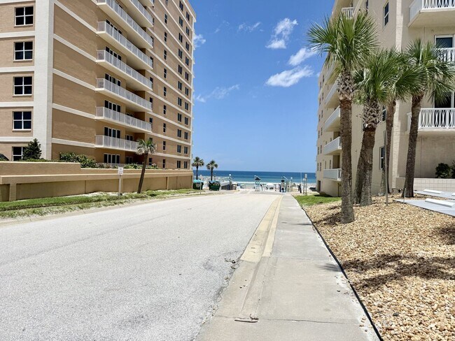 Building Photo - Coastal comfort awaits in this furnished 2Bedrooms / 2Baths condo in Daytona Beach!
