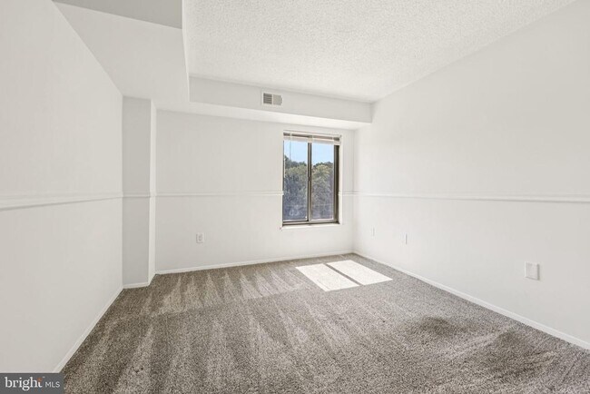 Building Photo - 4500 S Four Mile Run Dr