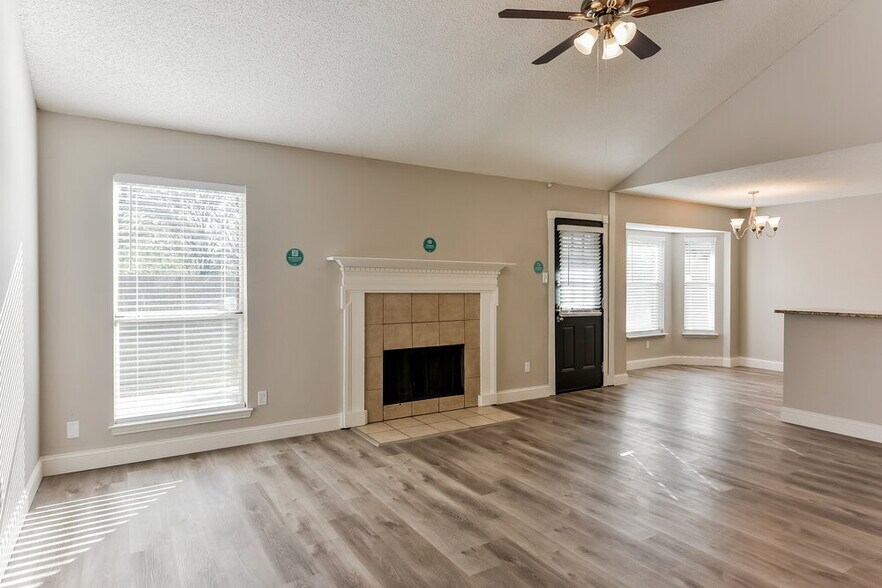 Building Photo - 813 Globe Ave