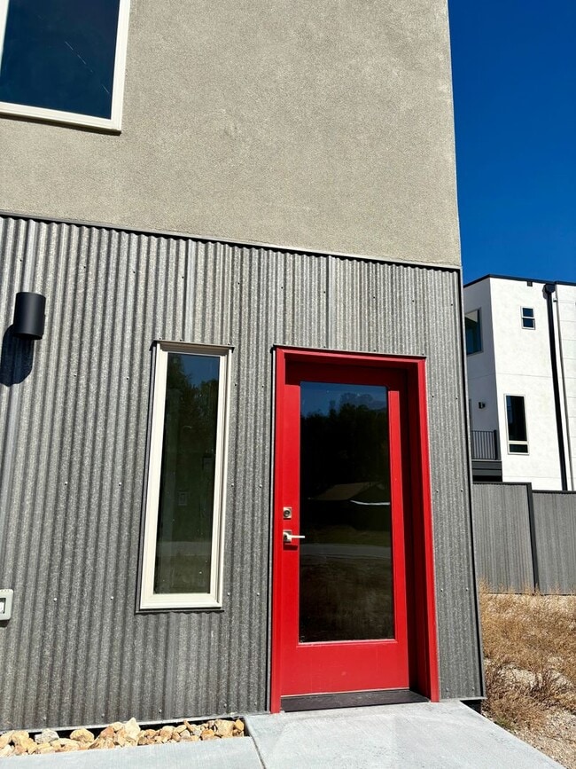 Building Photo - Open Spaced Apartment