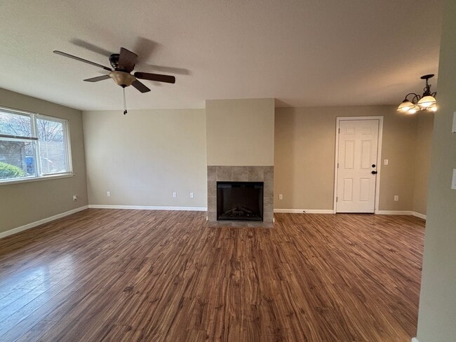 Building Photo - Located in a Desirable Area in Wilsonville 2 Bedroom Unit in a 4 Plex