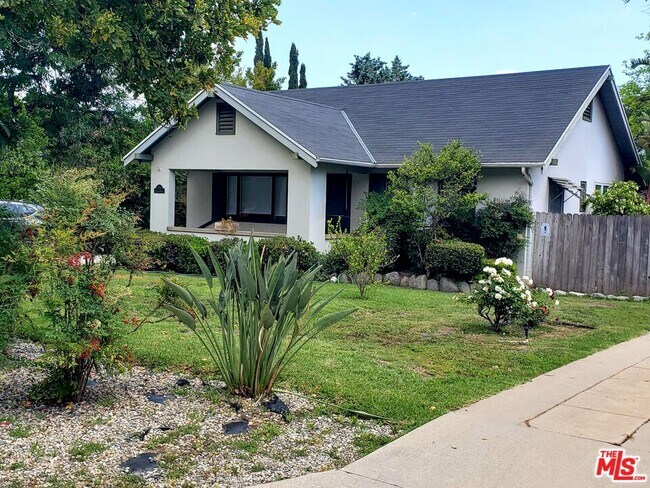 Primary Photo - 1710 Oakwood St