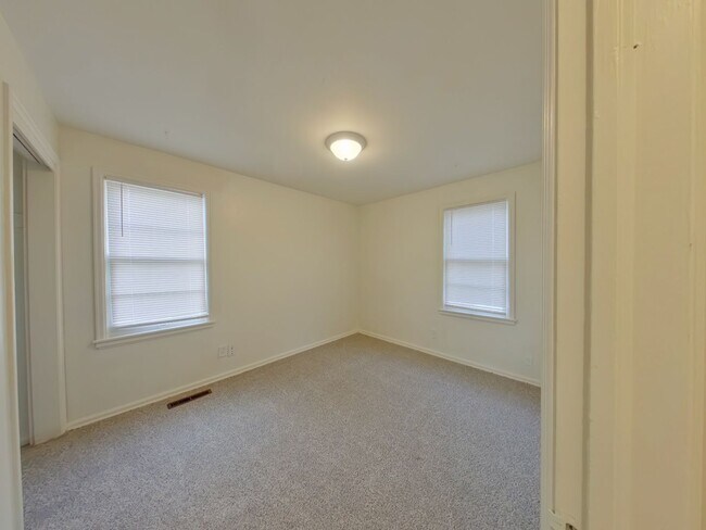 Building Photo - 3 Bedroom Home