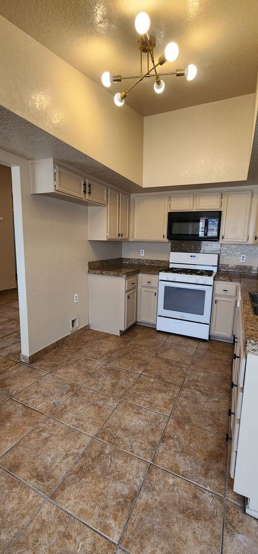 Building Photo - Charming Single Family Home!