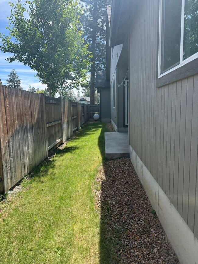 Building Photo - Beautiful 4-bdr with Bonus Loft and 3-car garage in Sisters!