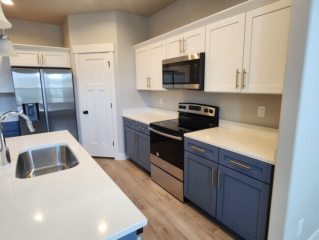 Building Photo - Beautiful  End Unit Townhome In Herriman