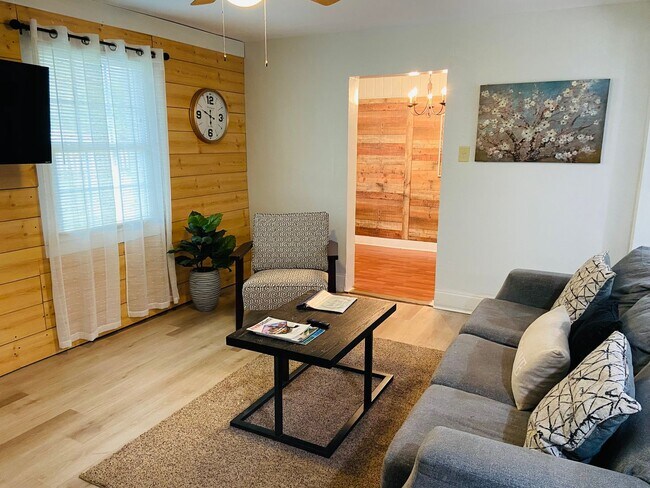 Building Photo - 3 Bedroom/2 Bath Ready Home