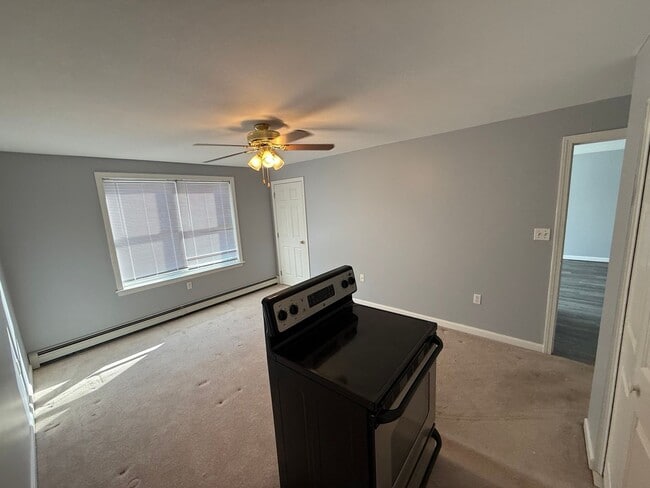 Building Photo - 570 Montgomery St