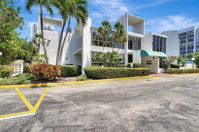 Building Photo - 1000 Parkview Dr